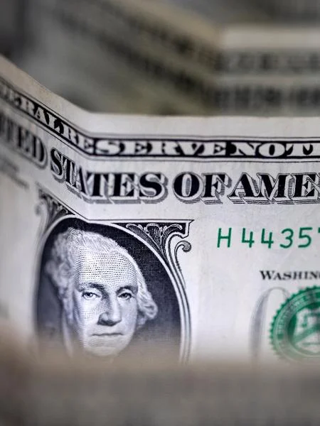 Dólar sobe e petr&oacute;leo em alta: Mercado reage &agrave; Venezuela ap&oacute;s a&ccedil;&atilde;o contra Maduro